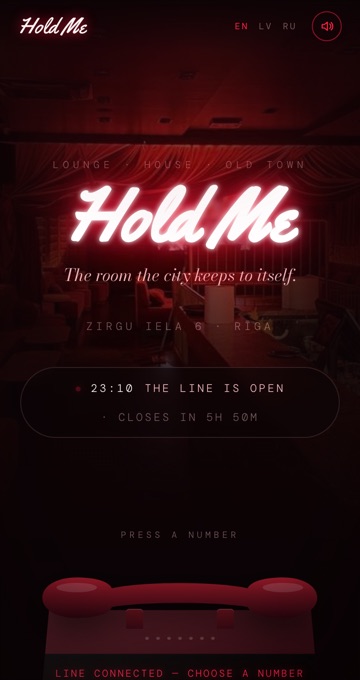 Сайт Hold Me на телефоне с навигацией клавишами и бронированием в WhatsApp в одно касание